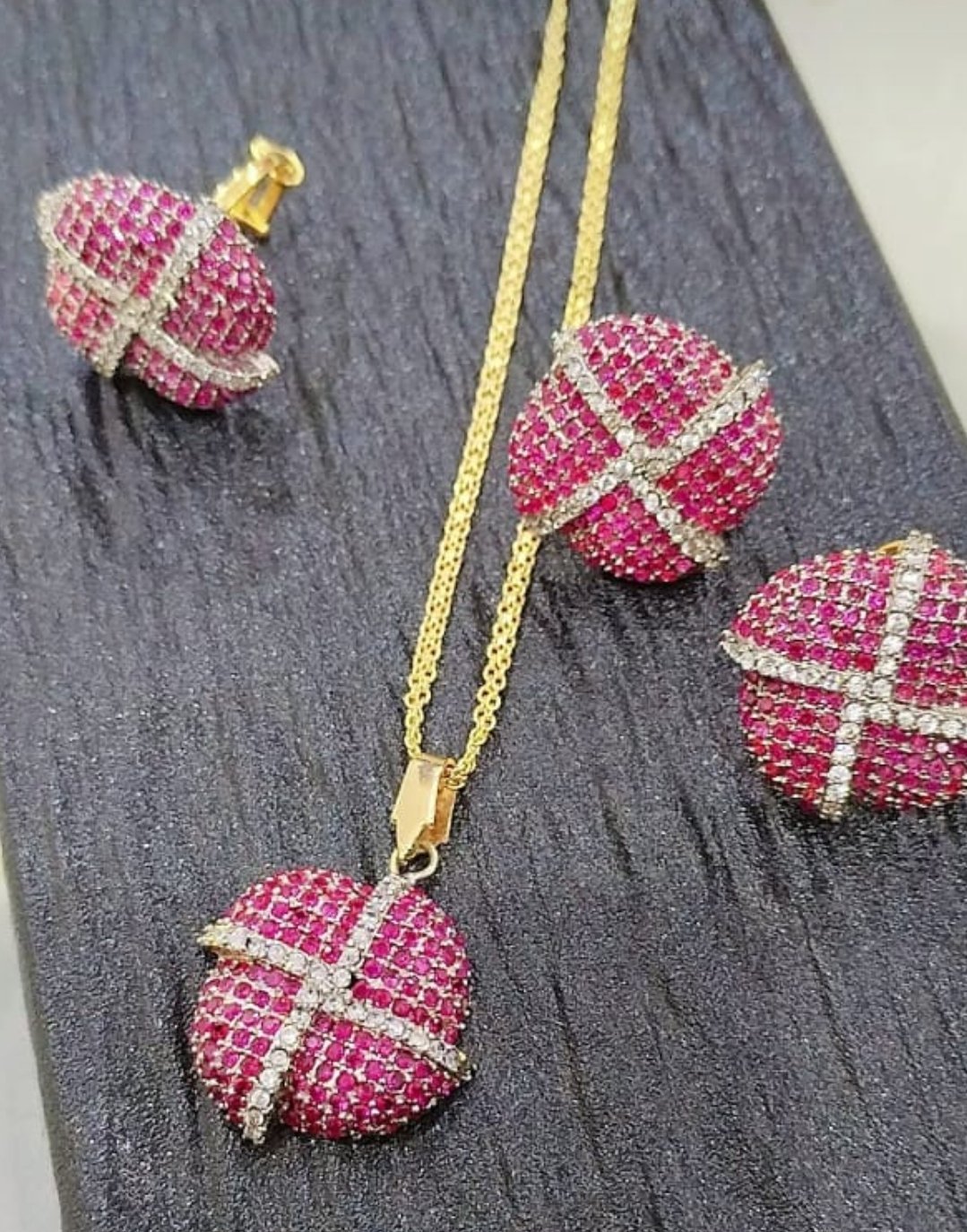 Elegant Gold Plated Jarao Pendant & Necklace Set – ammara Jewels